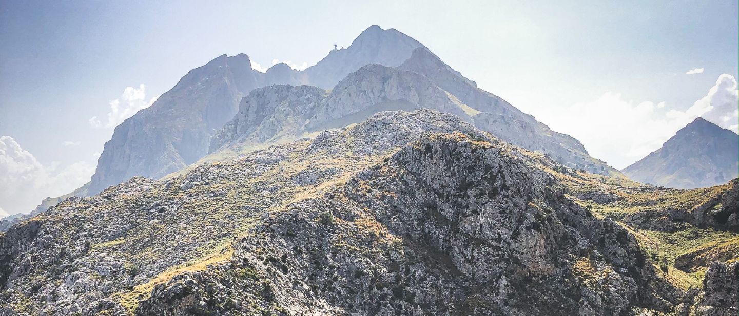 Uolėti kalnų šlaitai ir viršūnės Maljorkos saloje po šviesiu dangumi