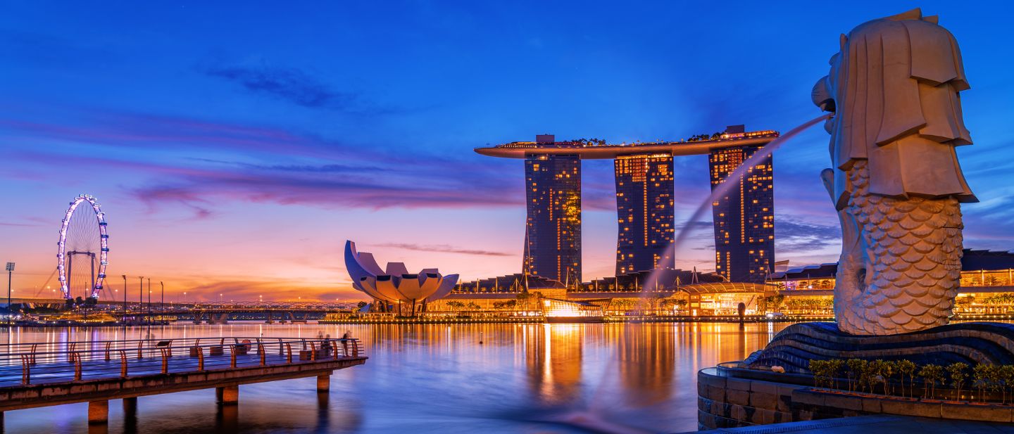 Vakarinė Singapūro panorama su Merliono statula, Marina Bay Sands ir apšviestu apžvalgos ratu