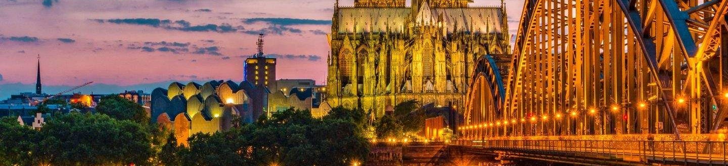 Kelno katedra ir Hohencolernų tiltas vakaro šviesose atsispindi Reino upės vandenyje