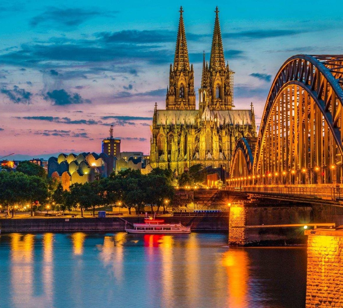 Kelno katedra ir Hohencolernų tiltas vakaro šviesose atsispindi Reino upės vandenyje